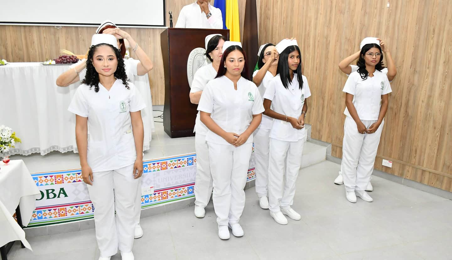 Enfermeras Universidad de Córdoba Universidad entregando coronas a enfermeras