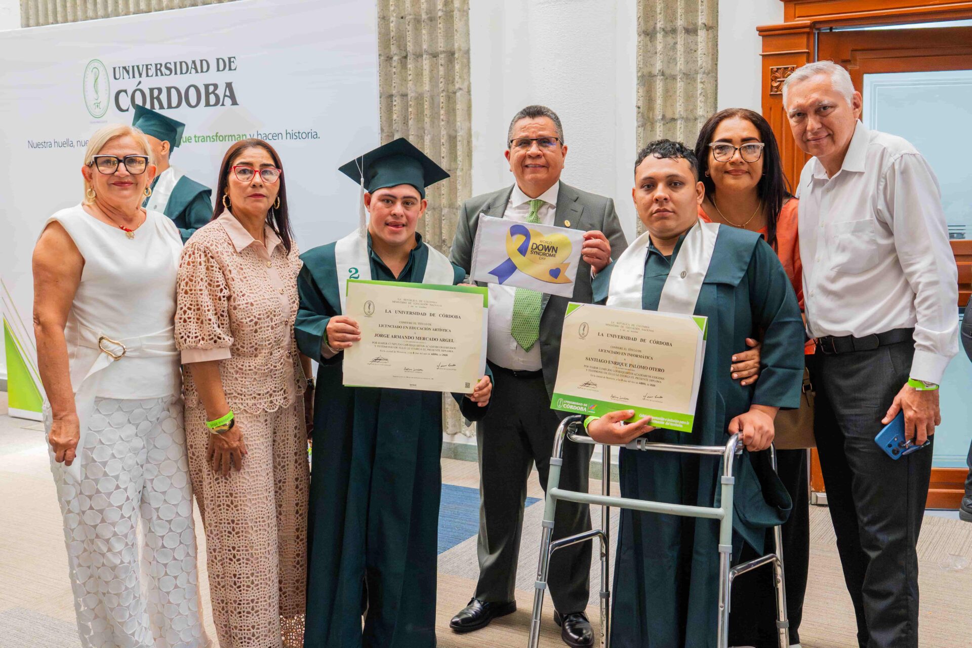 La Universidad de Córdoba celebra nuevas historias de vida que evidencian su política de inclusión, con graduados que, gracias al acompañamiento institucional y a sus familias, acceden a la educación superior y alcanzan su meta profesional.