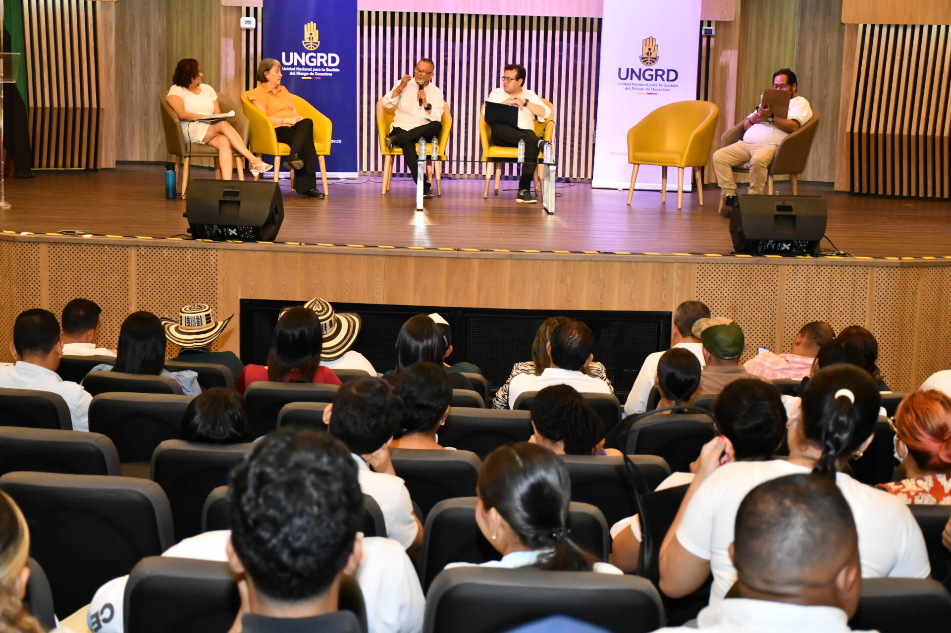 Academia, Gobierno y territorios se encontraron en Unicórdoba para plantear soluciones frente a la crisis por el frente frío, en un espacio de diálogo que conectó el conocimiento con las realidades de las comunidades afectadas.