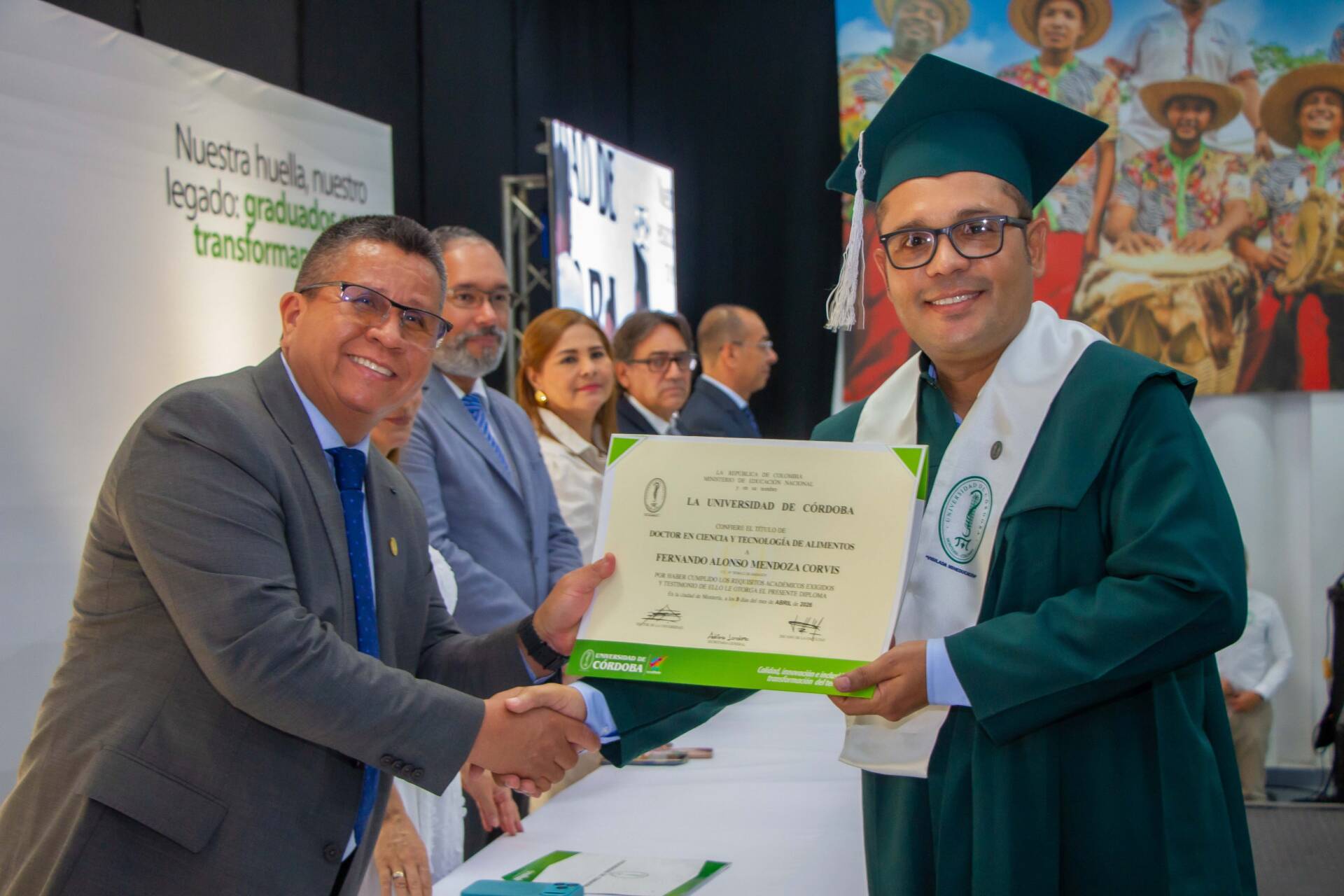 El rector Jairo Miguel Torres Oviedo entregó el diploma al doctor Fernando Alonso Mendoza Corvis, destacando el compromiso institucional con la formación doctoral y la investigación que aporta soluciones a los desafíos del sector agroalimentario.