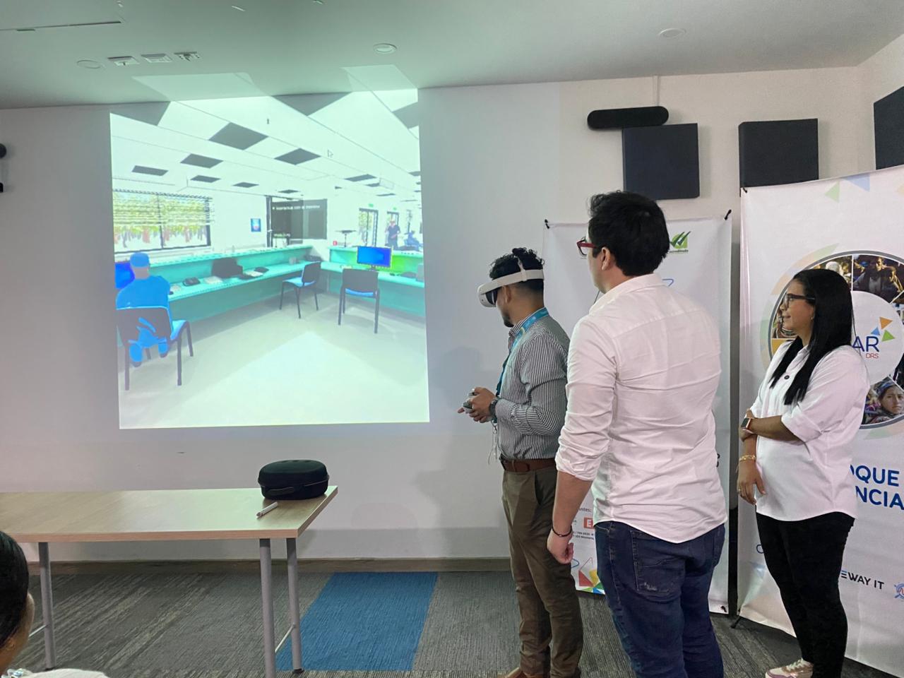 El simulador que justamente fue desarrollado bajo el marco de las Tecnologías 4.0, permite que el usuario, mediante el uso de gafas de realidad virtual, se sumerja en escenarios clínicos reales.