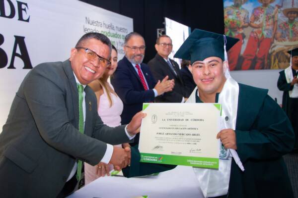 Momentos en el que Jorge recibe su diploma como licenciado, de manos del rector, profesor Jairo Torres Oviedo.