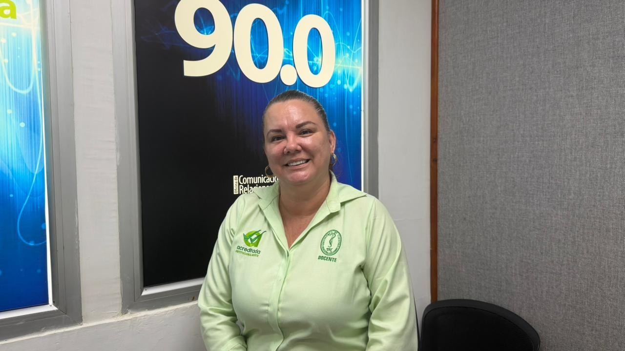 Viviane Araujo Dalbon, docente extranjera, al servicio de la educación en Unicórdoba, mientras compartió su experiencia a través de la emisora Unicórdoba Estéreo.