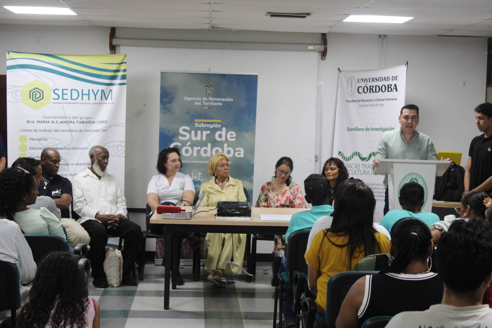 Sabedores y sabedoras afrodescendientes e indígenas participaron en el encuentro realizado en la Universidad de Córdoba, donde recibieron reconocimiento por sus conocimientos tradicionales y prácticas ancestrales.