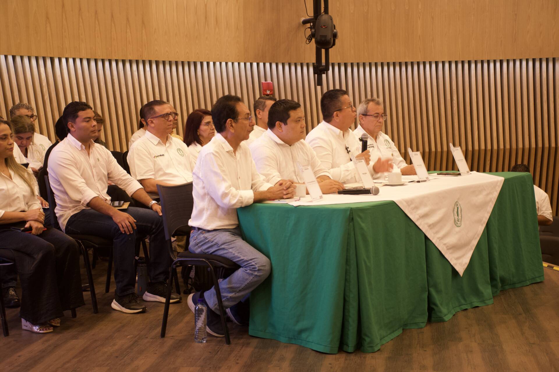 El anuncio lo hizo el rector, Torres Oviedo, en compañía de los miembros del Consejo Superior Universitario y los decanos