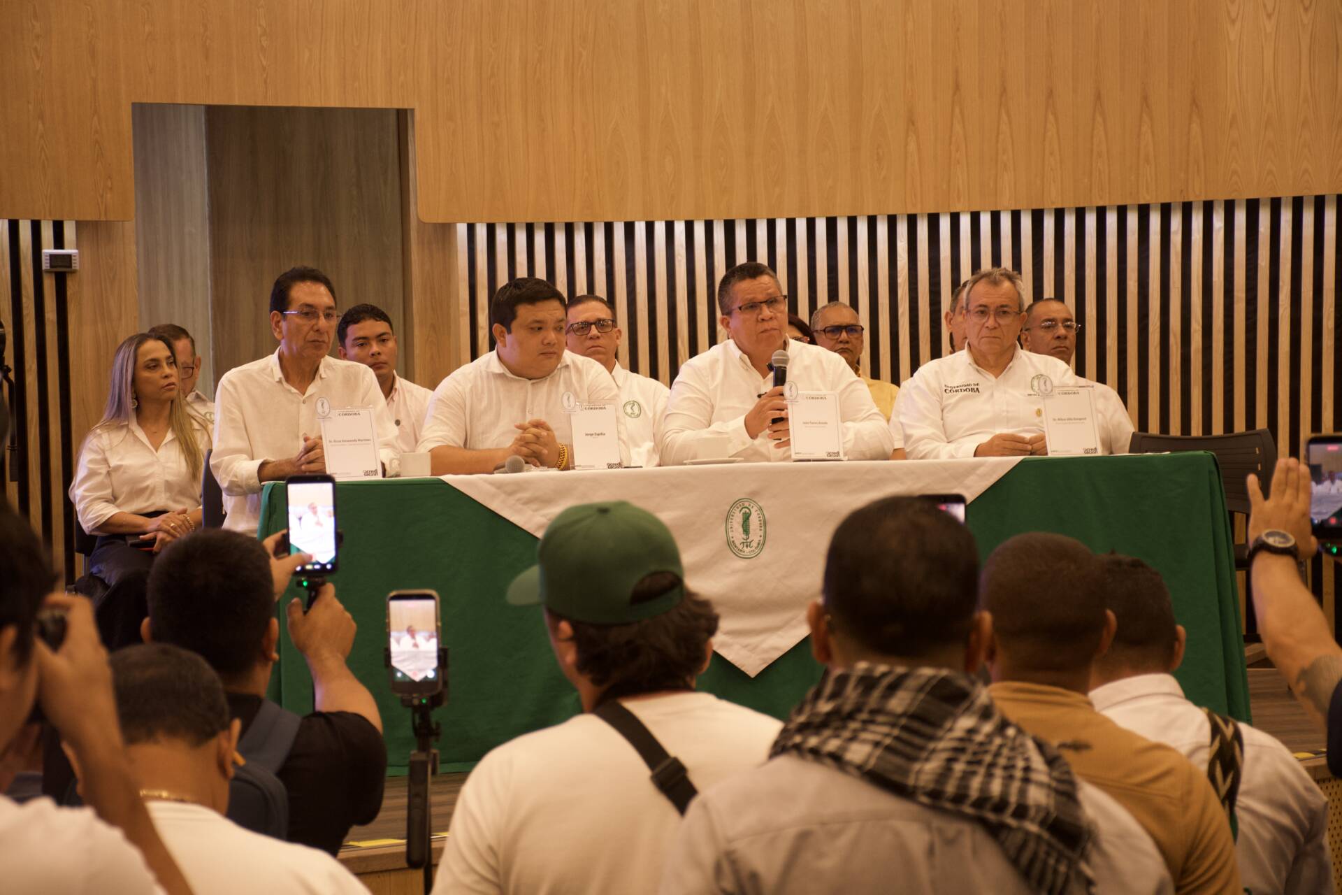 El anuncio lo hizo el rector, Torres Oviedo, en compañía de los miembros del Consejo Superior Universitario y los decanos.