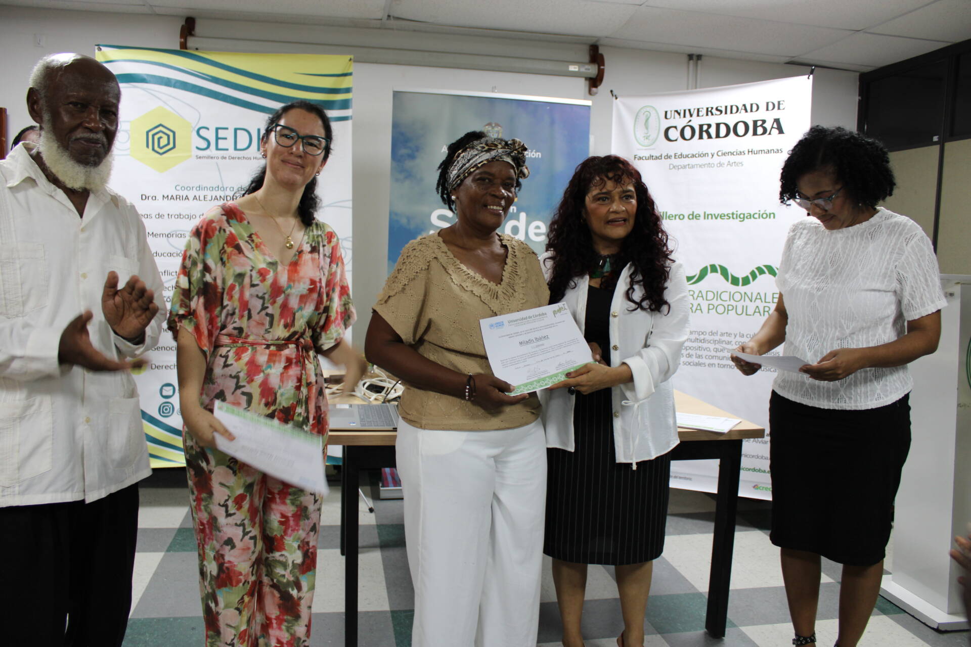 Sabedores y sabedoras afrodescendientes e indígenas participaron en el encuentro realizado en la Universidad de Córdoba, donde recibieron reconocimiento por sus conocimientos tradicionales y prácticas ancestrales.