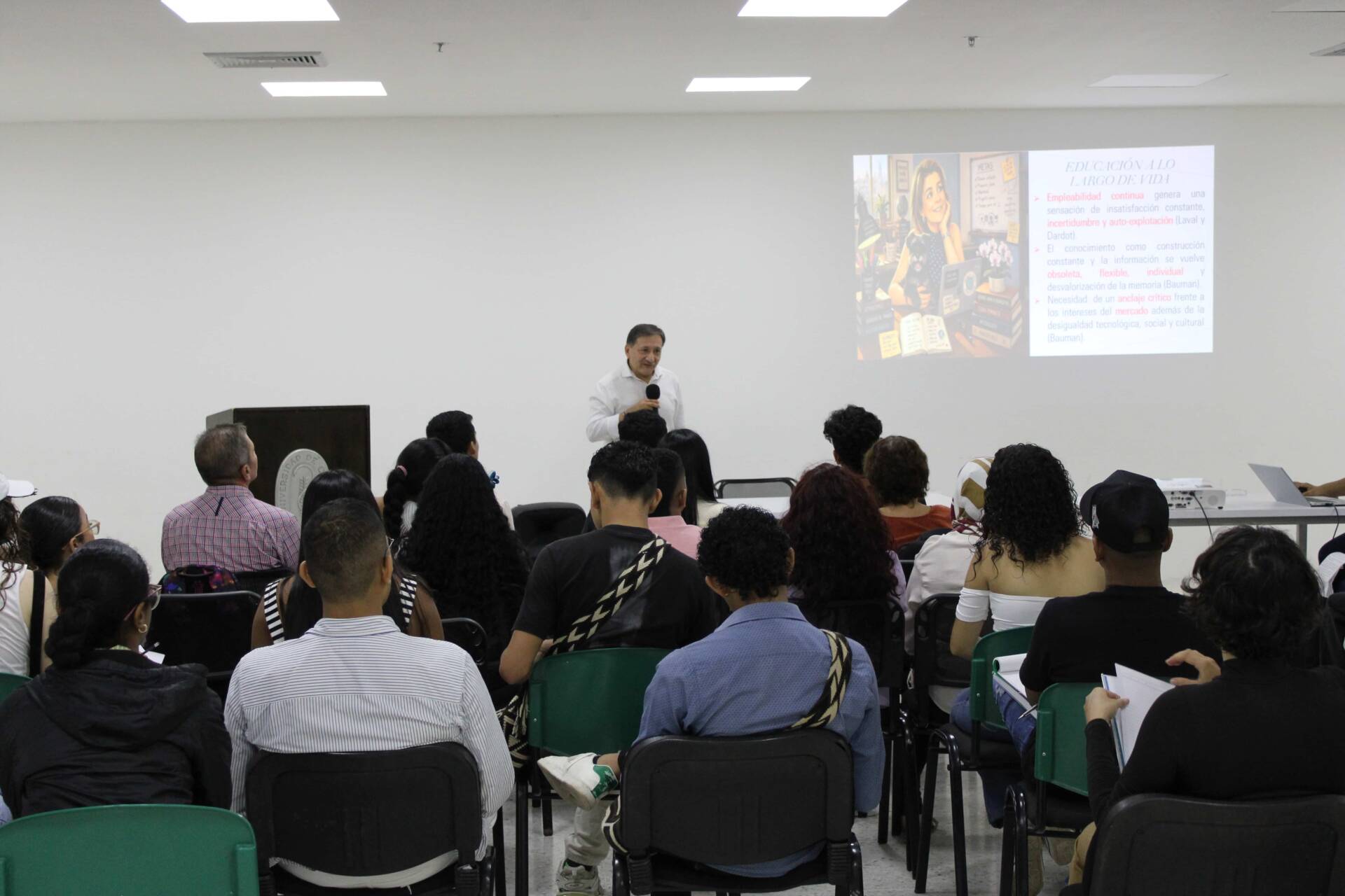 El I Coloquio Internacional se desarrolló durante dos jornadas académicas con participación de estudiantes, docentes e investigadores de distintas áreas del conocimiento.