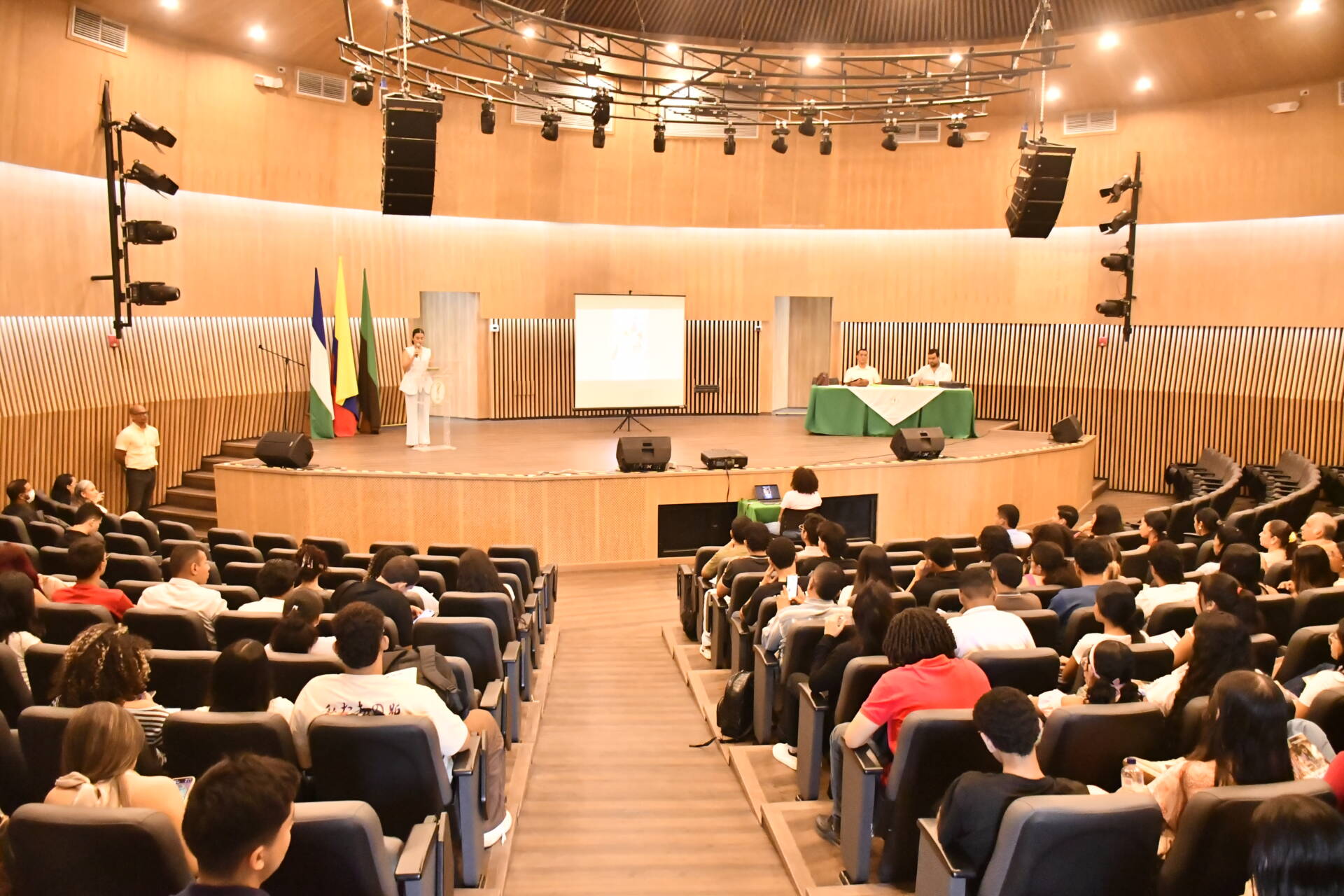 Estudiantes, docentes y profesionales participaron en la conferencia “Inteligencia artificial y derechos humanos”, espacio de análisis sobre los desafíos jurídicos y sociales que plantea el avance de las nuevas tecnologías.