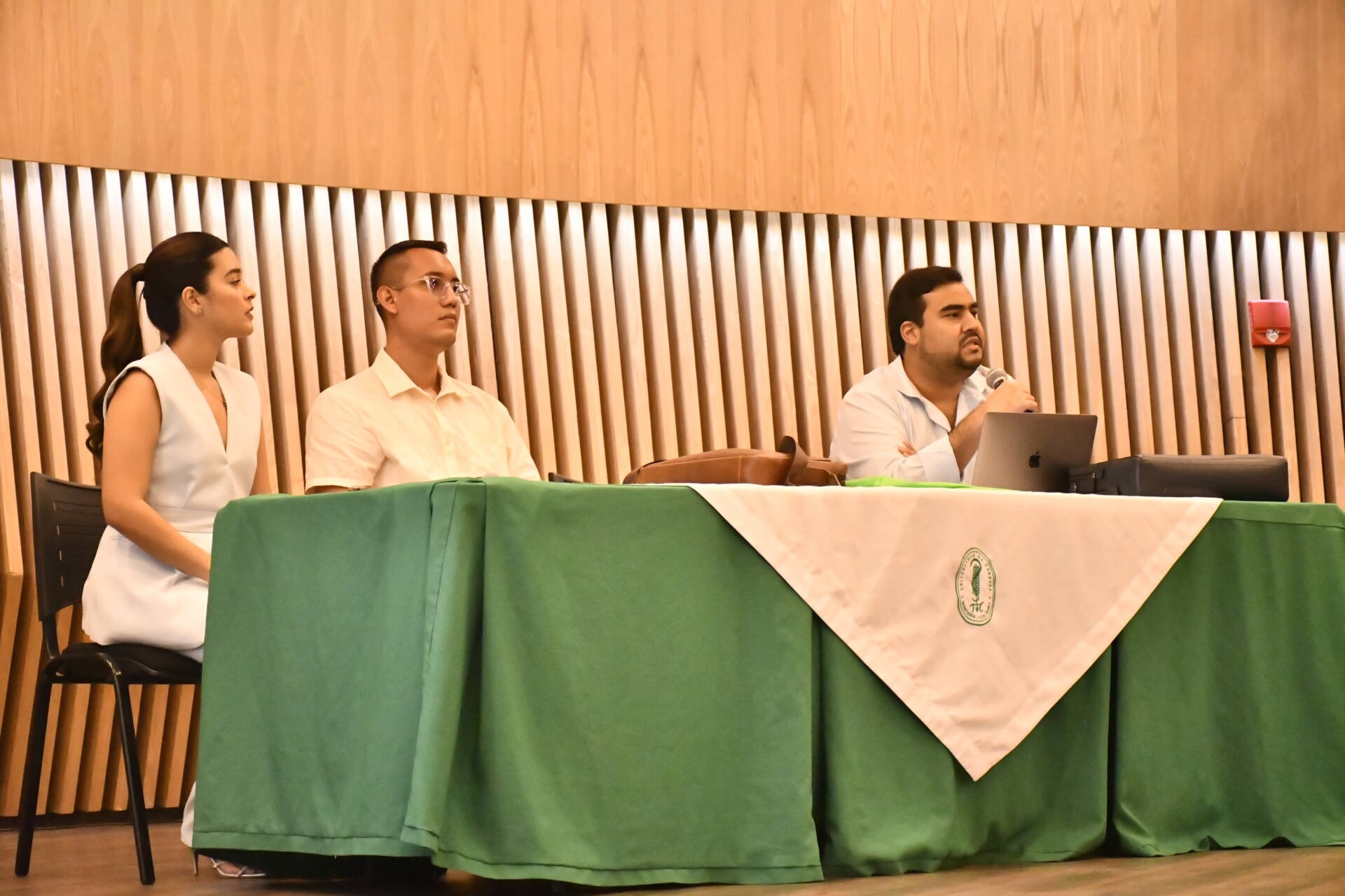 Estudiantes, docentes y profesionales participaron en la conferencia “Inteligencia artificial y derechos humanos”, espacio de análisis sobre los desafíos jurídicos y sociales que plantea el avance de las nuevas tecnologías.