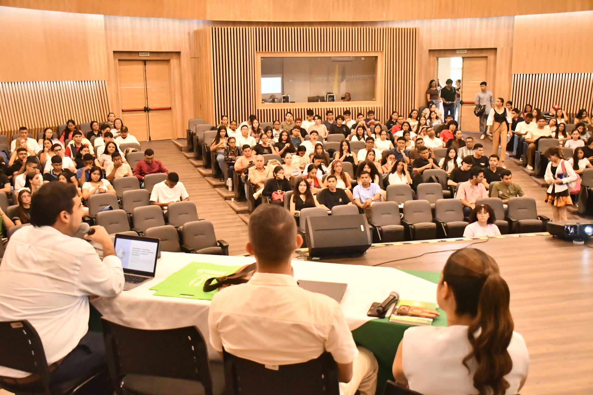 Estudiantes, docentes y profesionales participaron en la conferencia “Inteligencia artificial y derechos humanos”, espacio de análisis sobre los desafíos jurídicos y sociales que plantea el avance de las nuevas tecnologías.