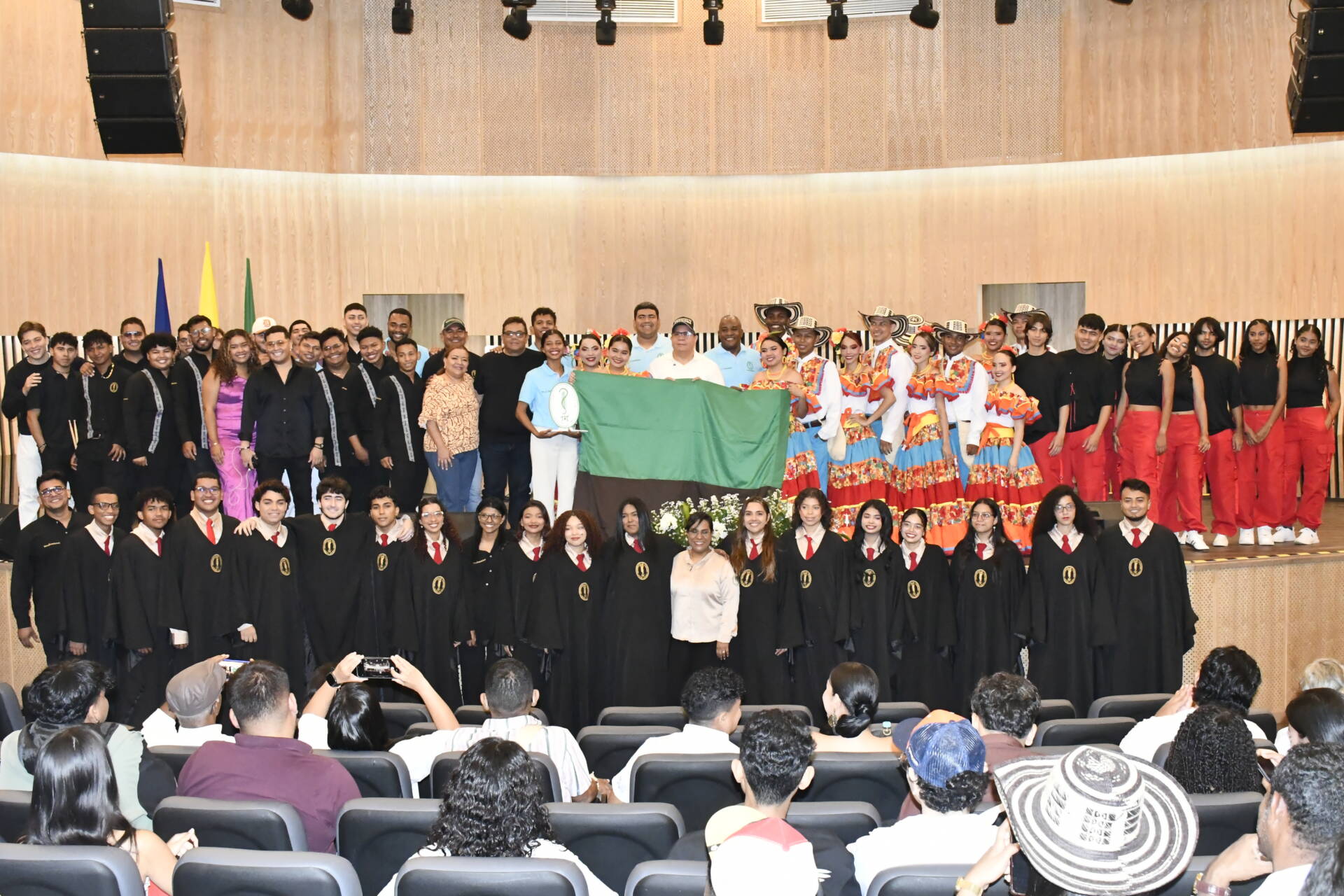 La delegación unicordobesa presente en los Festivales Universitarios ASCUN 2026 en Santa Marta, recibió los símbolos institucionales de manos del rector, profesor Jairo Torres Oviedo.