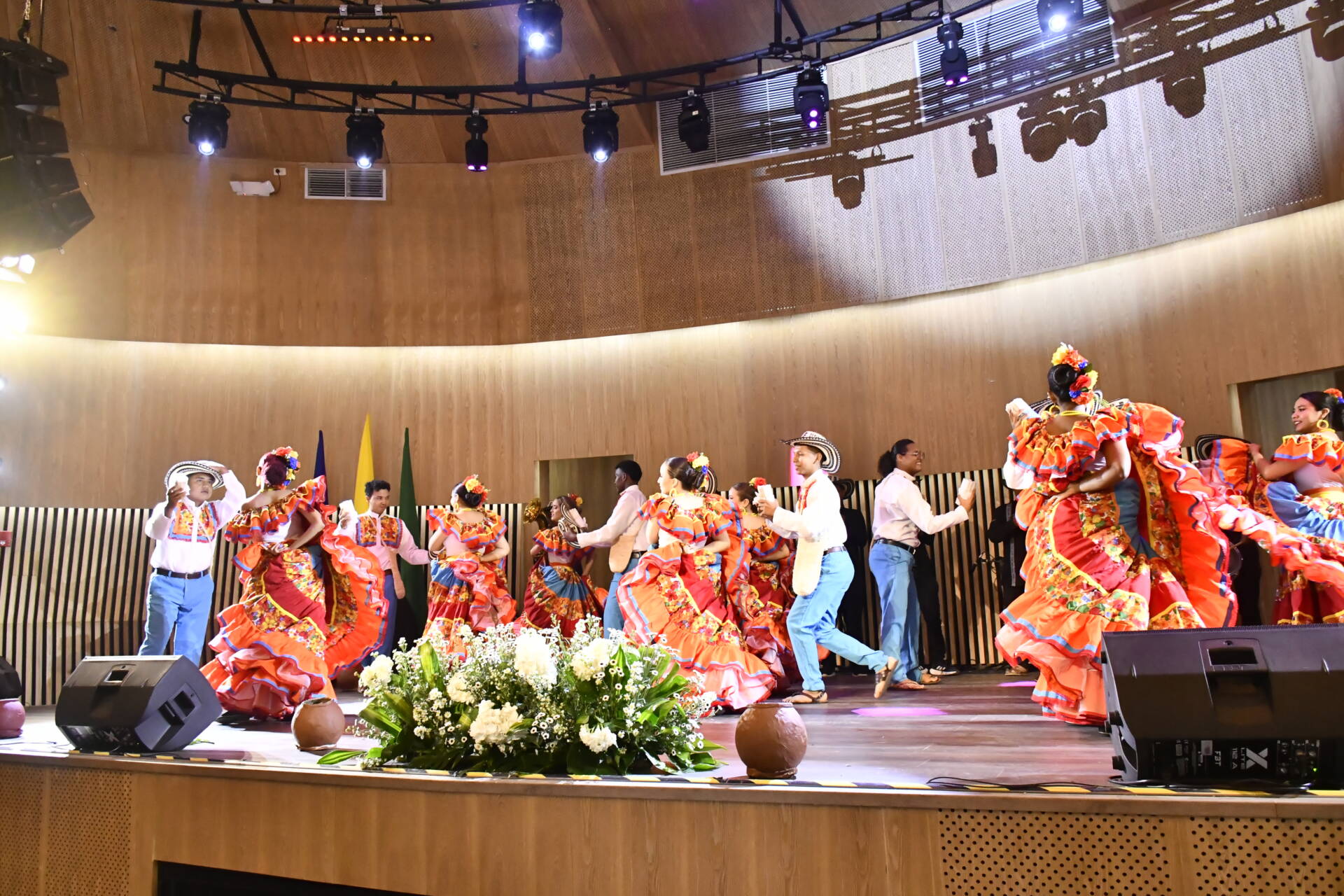 La delegación unicordobesa presente en los Festivales Universitarios ASCUN 2026 en Santa Marta, recibió los símbolos institucionales de manos del rector, profesor Jairo Torres Oviedo.