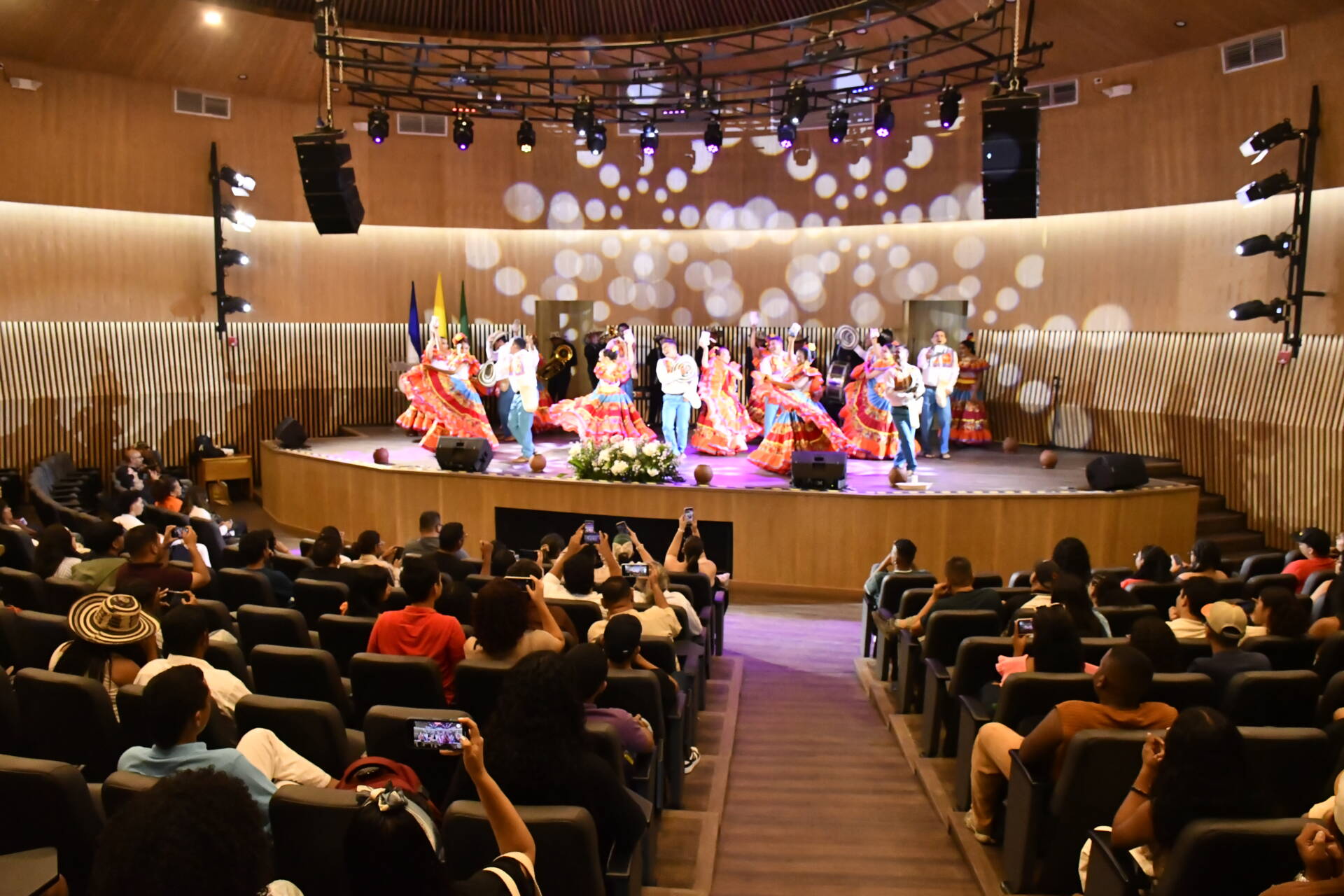 La delegación unicordobesa presente en los Festivales Universitarios ASCUN 2026 en Santa Marta, recibió los símbolos institucionales de manos del rector, profesor Jairo Torres Oviedo.