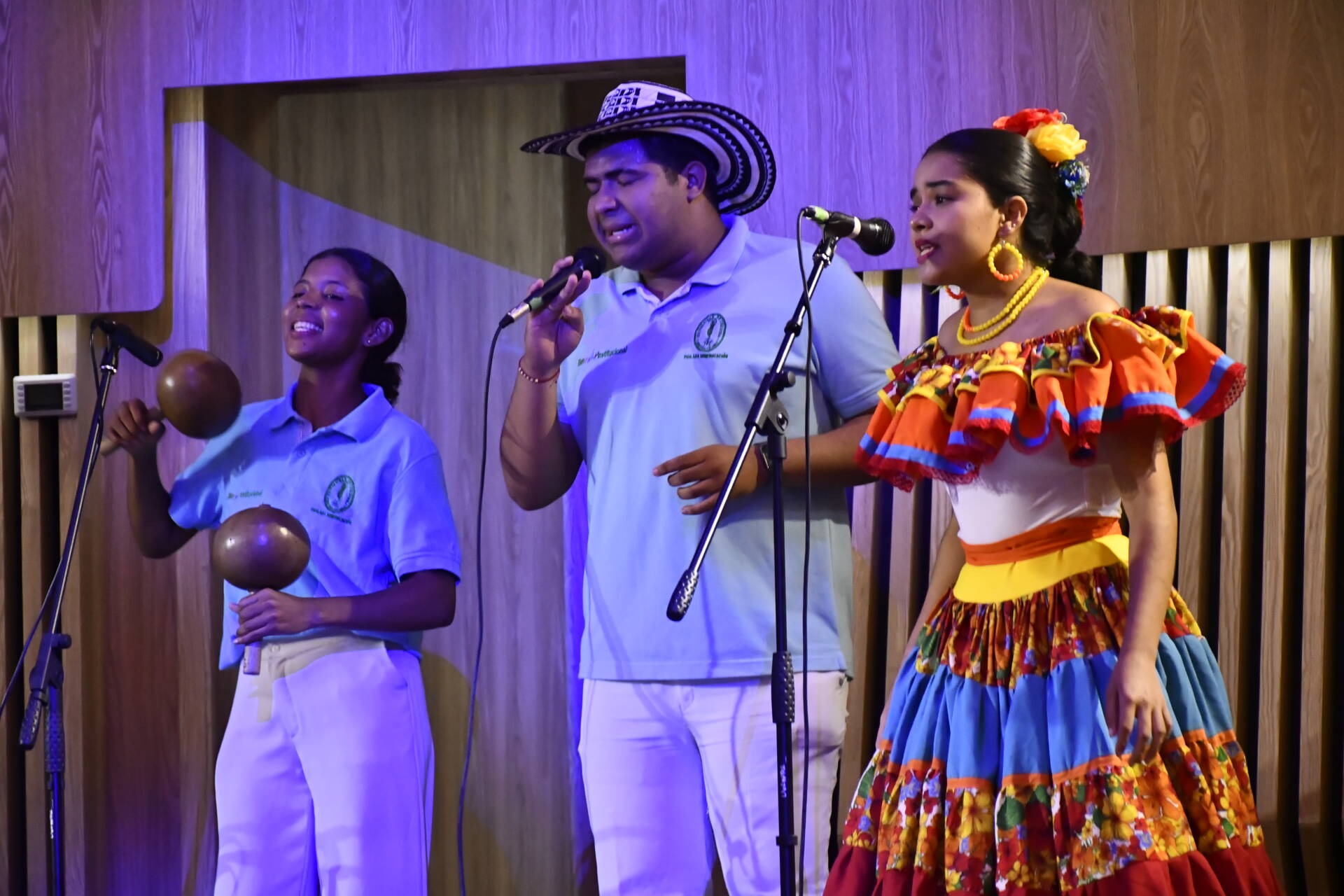La delegación unicordobesa presente en los Festivales Universitarios ASCUN 2026 en Santa Marta, recibió los símbolos institucionales de manos del rector, profesor Jairo Torres Oviedo.