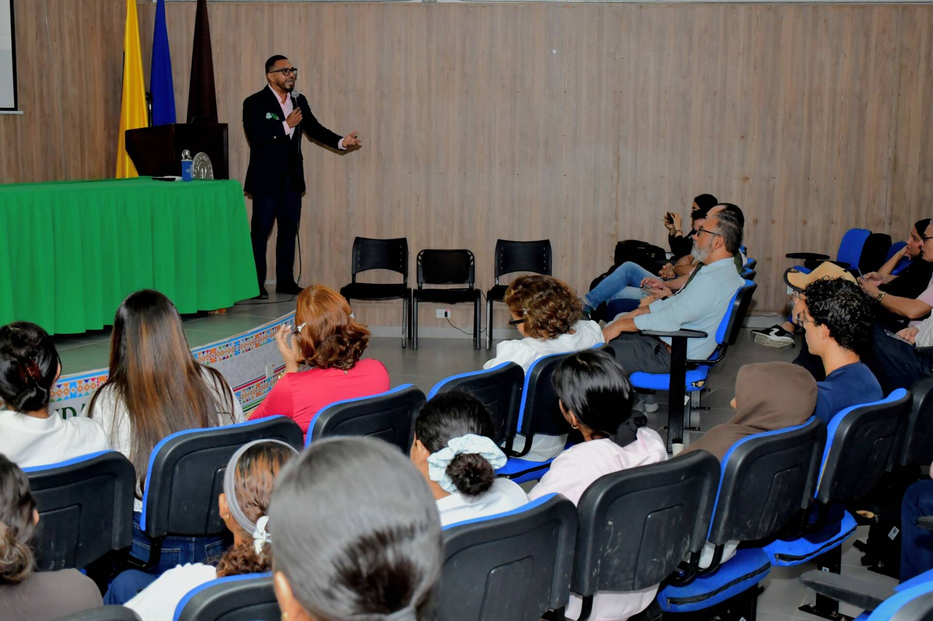 La conferencia del profesor Carrascal Velásquez convocó a estudiantes, directivos y funcionarios de esta alma mater.