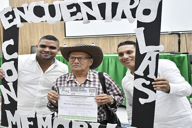 Diego Alejandro Romero, profesor de acordeón; don Mario Molina Echavarría, libro humano del Paramillo; y Javier Molina Polo, profesor de Guitarra en ese territorio.