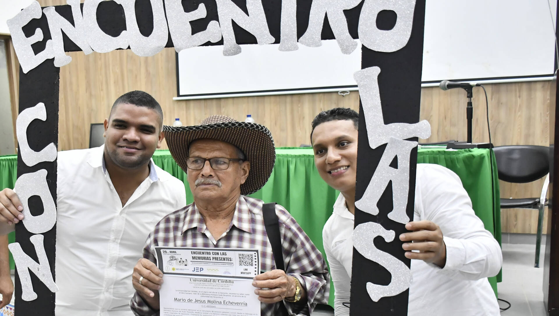 Diego Alejandro Romero, profesor de acordeón; don Mario Molina Echavarría, libro humano del Paramillo; y Javier Molina Polo, profesor de Guitarra en ese territorio.