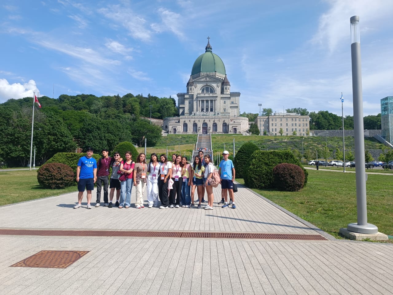 Estudiantes del Centro de Idiomas regresaron de su inmersión académica y cultural en Montreal, Canadá, una experiencia que fortaleció sus competencias en inglés y francés, les permitió conocer nuevas culturas y hace parte de la política de internacionalización que impulsa la institución.