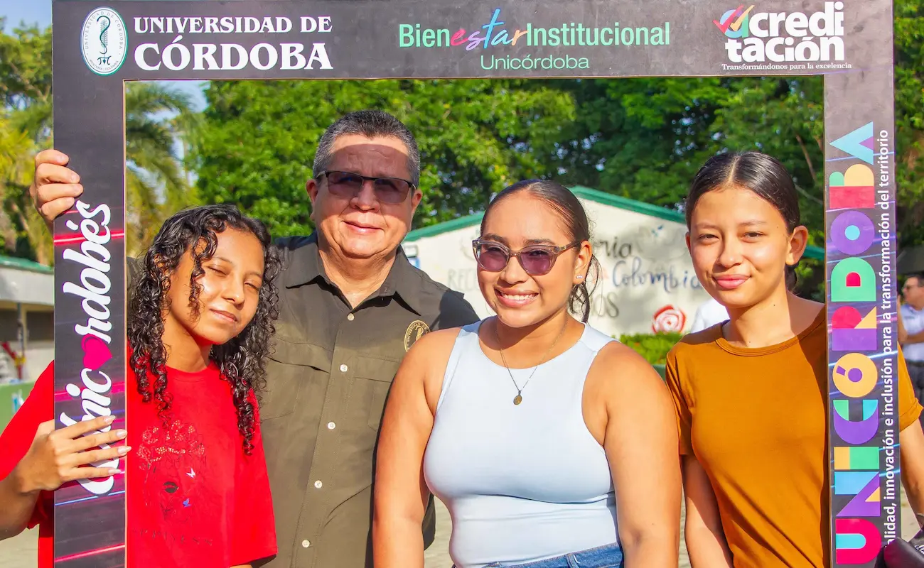 La bienvenida a los estudiantes nuevos y antiguos se realizó en la plazoleta del acceso peatonal, lugar de desarrollo Montería.