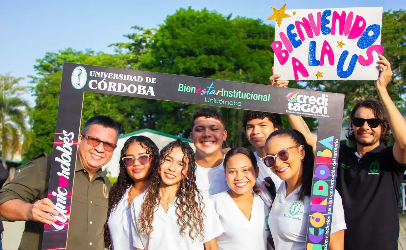 La bienvenida a los estudiantes nuevos y antiguos se realizó en la plazoleta del acceso peatonal, lugar de desarrollo Montería.