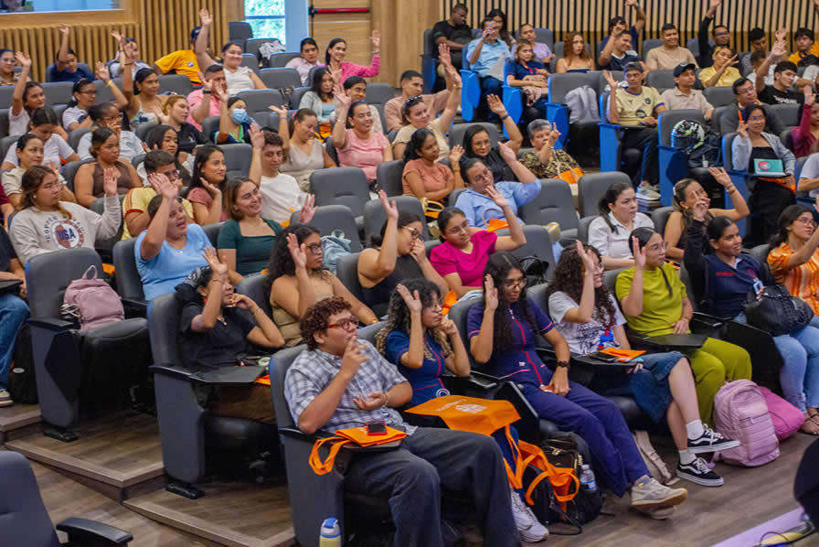 El Centro de Idiomas de la Universidad de Córdoba promueve espacios de formación y actualización para fortalecer la enseñanza y el aprendizaje de lenguas extranjeras. A través de alianzas como la que mantiene con Cambridge University Press and Assessment, ofrece capacitación y recursos para docentes, estudiantes y profesionales de la región.