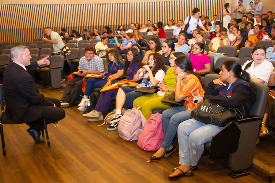 El Centro de Idiomas de la Universidad de Córdoba promueve espacios de formación y actualización para fortalecer la enseñanza y el aprendizaje de lenguas extranjeras. A través de alianzas como la que mantiene con Cambridge University Press and Assessment, ofrece capacitación y recursos para docentes, estudiantes y profesionales de la región.