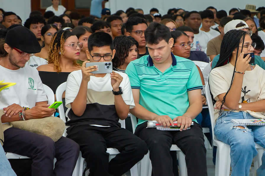 Samuel Enrique (centro), llega a estudiar confiado en sus capacidades. Lo acompaña su hermano Miguel Andrés (izquierda), quien también es estudiante de esta alma mater.
