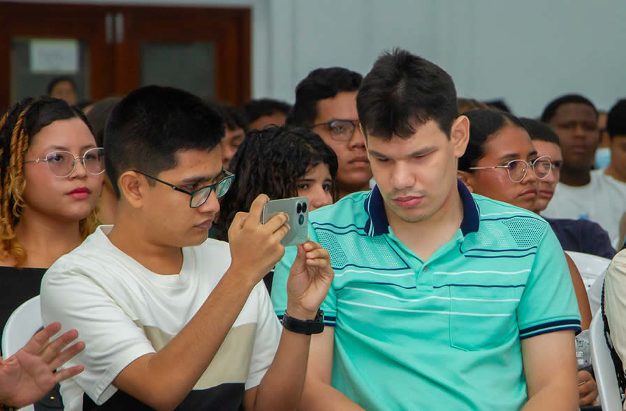 Samuel Enrique (centro), llega a estudiar confiado en sus capacidades. Lo acompaña su hermano Miguel Andrés (izquierda), quien también es estudiante de esta alma mater.