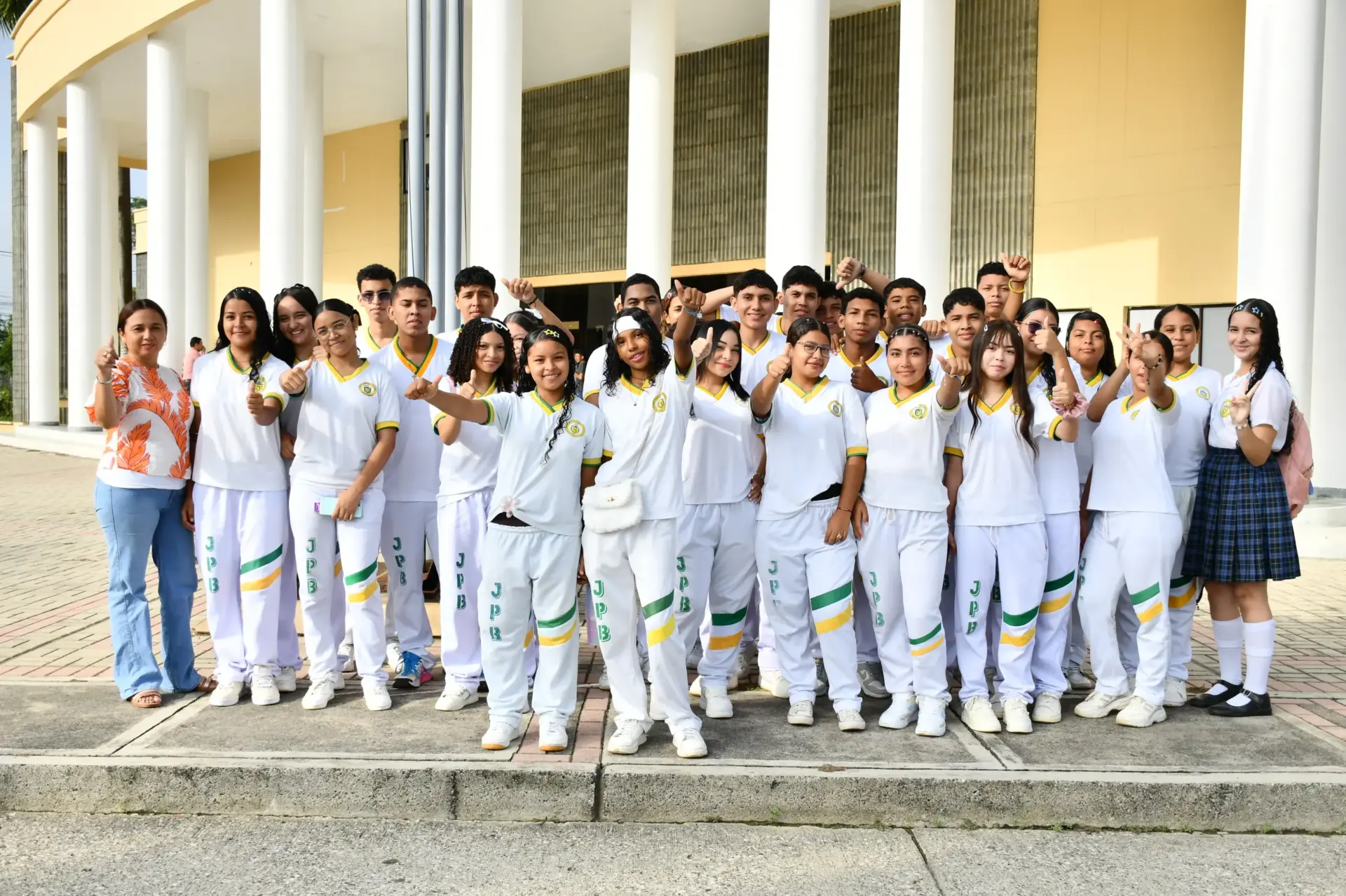 Las directivas de Unicórdoba, en cabezadas por el rector, profesor Jairo Torres Oviedo, recibieron a los jóvenes estudiantes de secundaria.