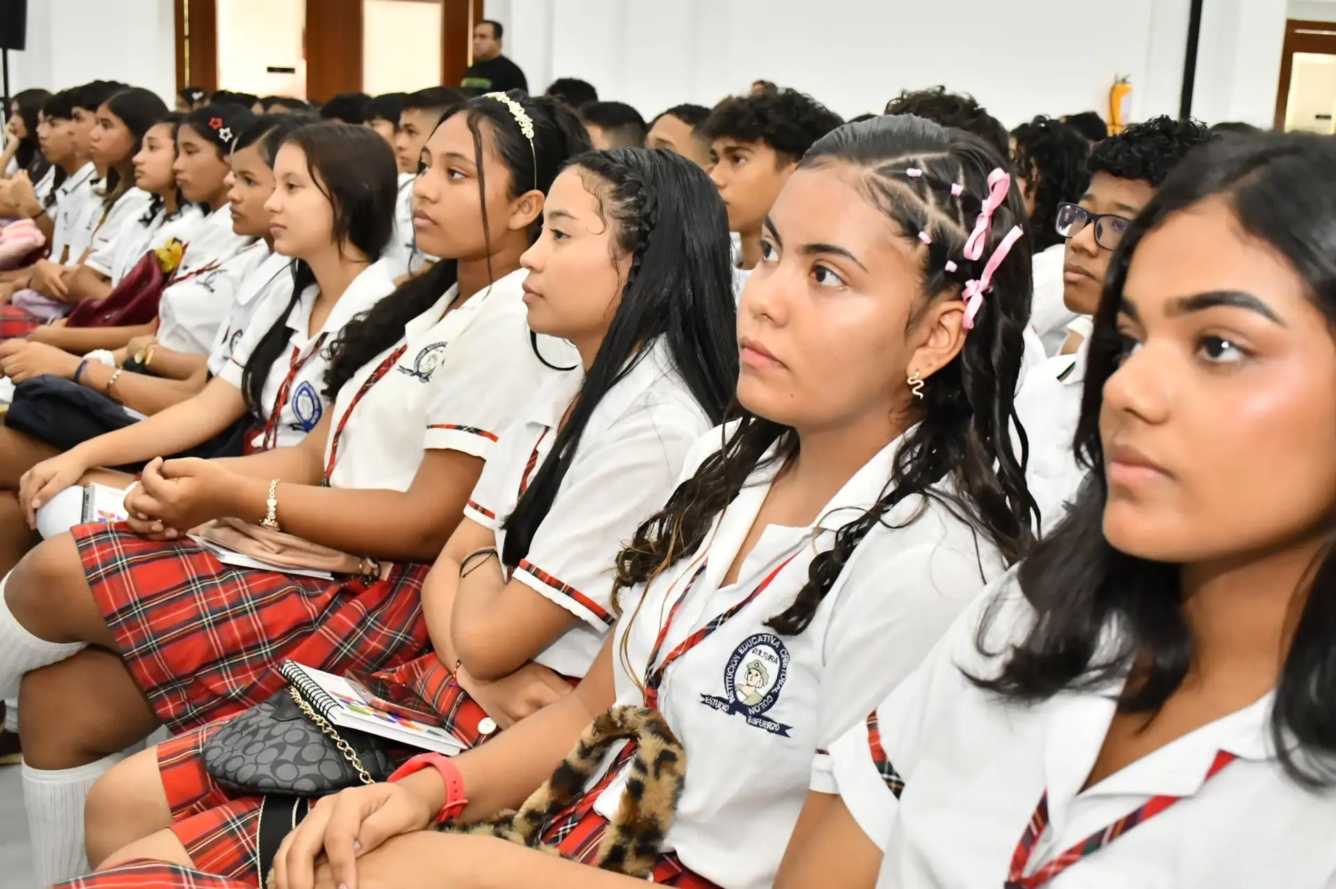 Las directivas de Unicórdoba, en cabezadas por el rector, profesor Jairo Torres Oviedo, recibieron a los jóvenes estudiantes de secundaria.