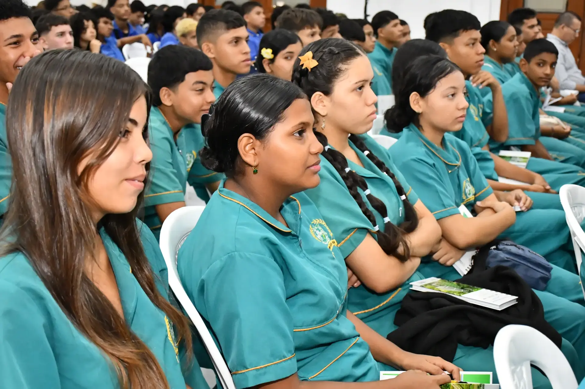 Las directivas de Unicórdoba, en cabezadas por el rector, profesor Jairo Torres Oviedo, recibieron a los jóvenes estudiantes de secundaria.