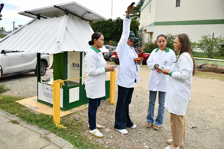 El fotobiorreactor instalado en la Universidad de Córdoba permite medir la capacidad de las microalgas para remover dióxido de carbono del ambiente mediante un sistema de monitoreo con sensores.