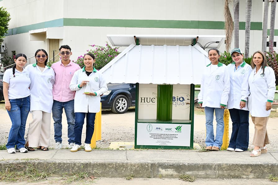 El fotobiorreactor instalado en la Universidad de Córdoba permite medir la capacidad de las microalgas para remover dióxido de carbono del ambiente mediante un sistema de monitoreo con sensores.