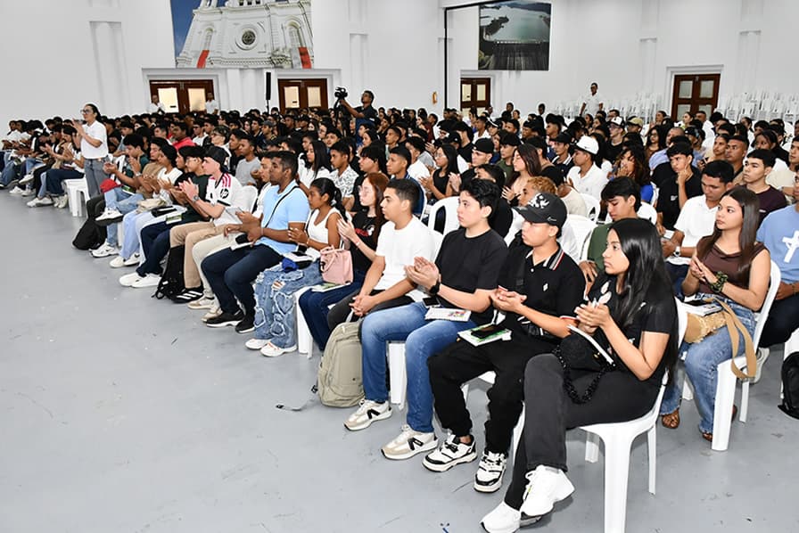 El rector reiteró el compromiso de la institución con el acompañamiento permanente a los estudiantes y los invitó a perseverar en sus metas académicas.