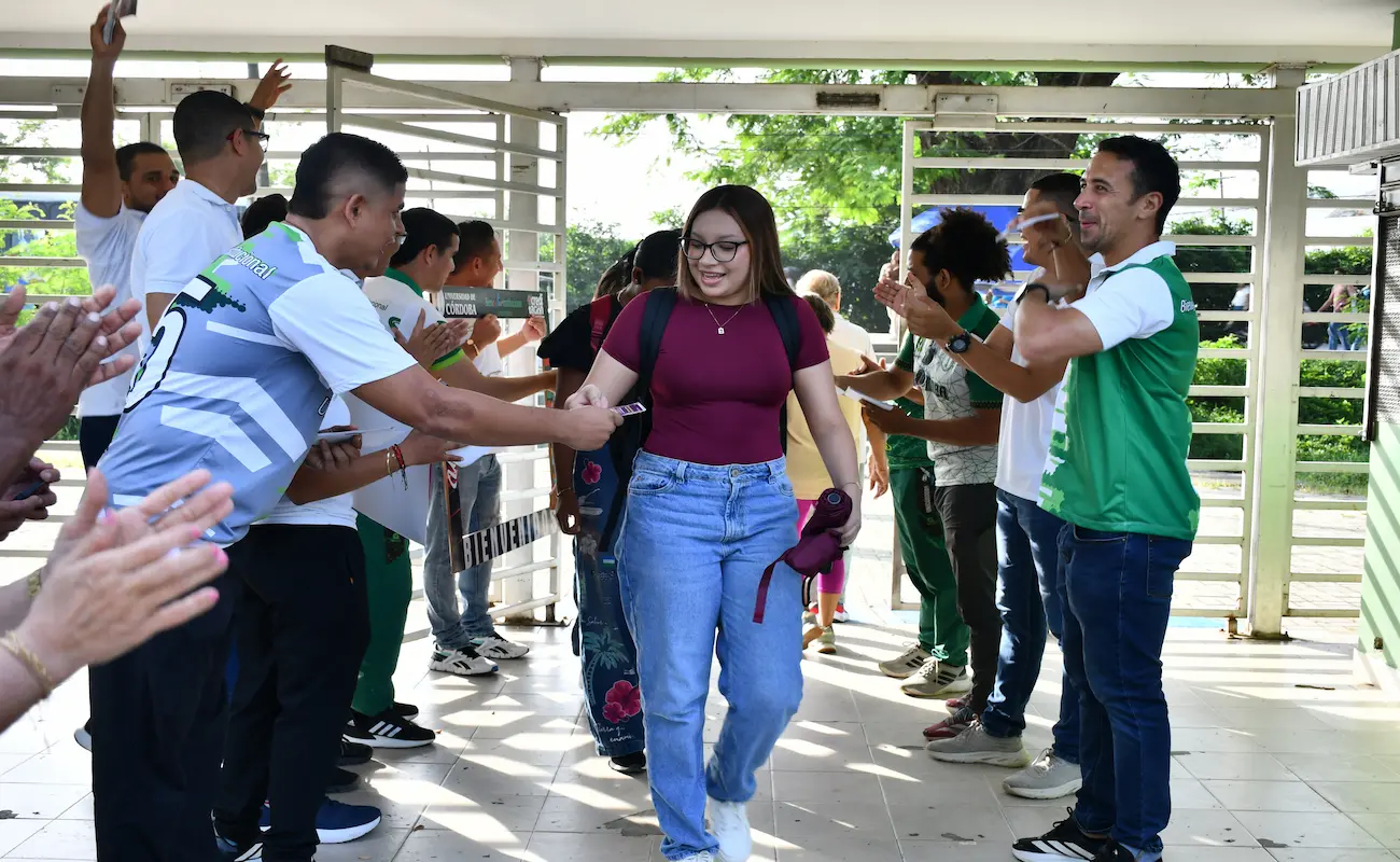 La bienvenida a los estudiantes nuevos y antiguos se realizó en la plazoleta del acceso peatonal, lugar de desarrollo Montería.
