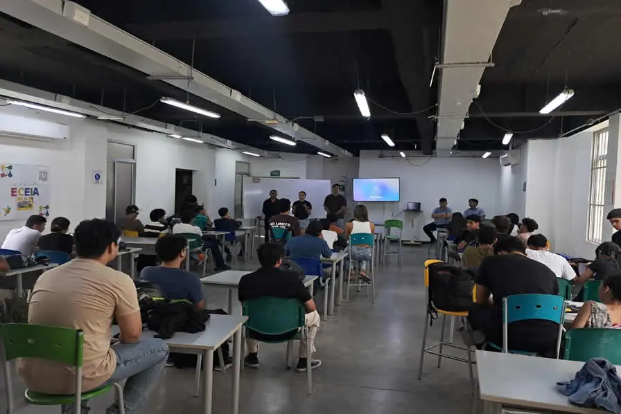 Grupo de estudiantes que tuvo la experiencia internacional con egresados de esta misma institución.
