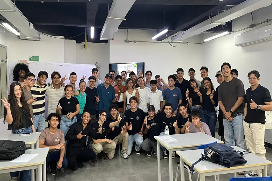 Grupo de estudiantes que tuvo la experiencia internacional con egresados de esta misma institución.