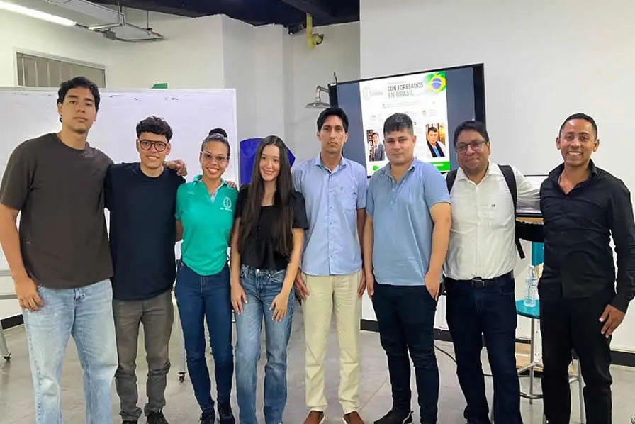 Grupo de estudiantes que tuvo la experiencia internacional con egresados de esta misma institución.
