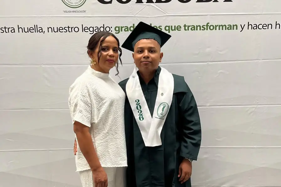 Ana Lucila Meléndez lleva 14 años trabajando en servicios generales de la Universidad de Córdoba. El 10 de septiembre celebró la graduación de Sebastián López, el tercero de sus hijos que recibió su título profesional de esta institución.