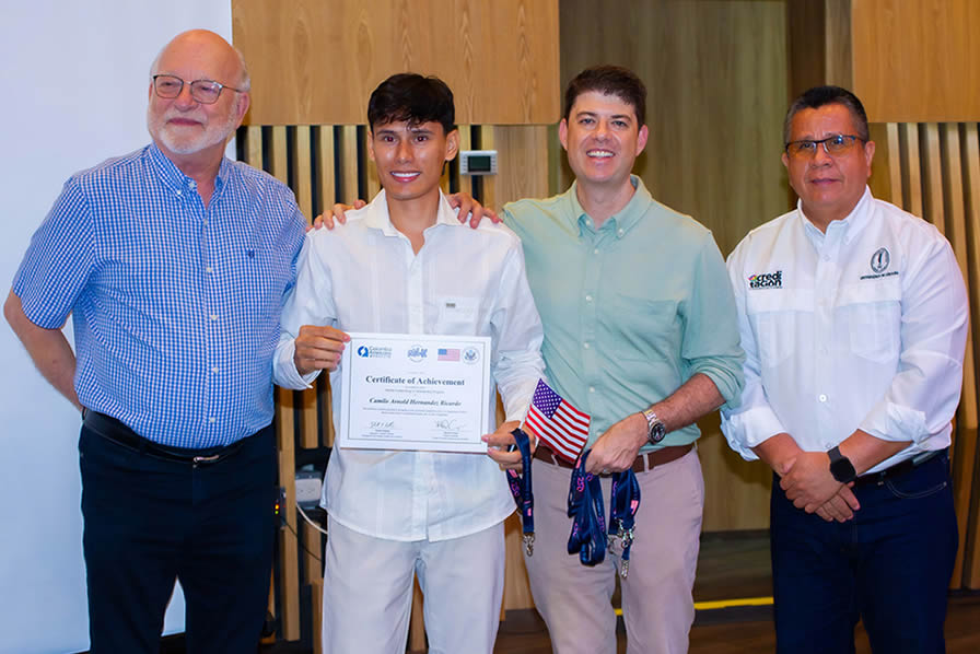 Aprendieron inglés, fortalecieron su liderazgo y ampliaron sus horizontes profesionales. La alianza de la Universidad de Córdoba con la Embajada de Estados Unidos y el Centro Colombo Americano de Medellín hizo posible que 14 jóvenes de distintas carreras vivieran esta experiencia de formación y hoy celebren juntos su graduación del programa Martin Luther King Jr.