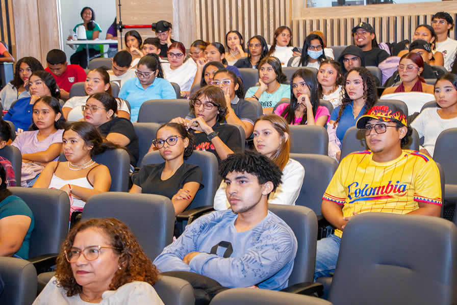 El geógrafo y doctor en Ciencias Naturales Gustavo Barrantes Castillo, de la Universidad Nacional de Costa Rica, compartió en Unicórdoba experiencias y conocimientos sobre erosión costera y el papel de las barreras naturales.