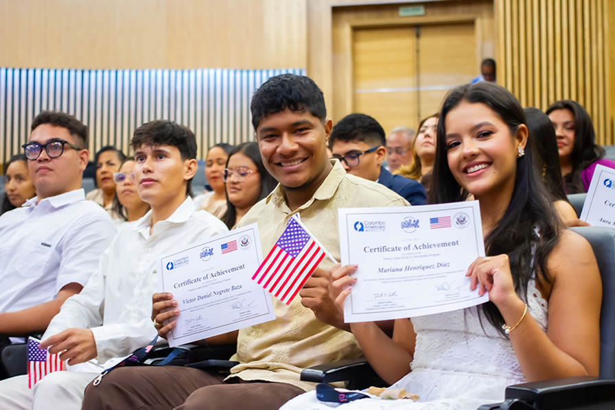 Aprendieron inglés, fortalecieron su liderazgo y ampliaron sus horizontes profesionales. La alianza de la Universidad de Córdoba con la Embajada de Estados Unidos y el Centro Colombo Americano de Medellín hizo posible que 14 jóvenes de distintas carreras vivieran esta experiencia de formación y hoy celebren juntos su graduación del programa Martin Luther King Jr.