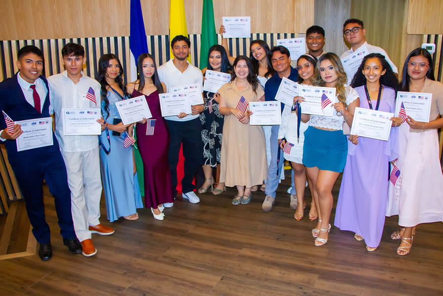Aprendieron inglés, fortalecieron su liderazgo y ampliaron sus horizontes profesionales. La alianza de la Universidad de Córdoba con la Embajada de Estados Unidos y el Centro Colombo Americano de Medellín hizo posible que 14 jóvenes de distintas carreras vivieran esta experiencia de formación y hoy celebren juntos su graduación del programa Martin Luther King Jr.