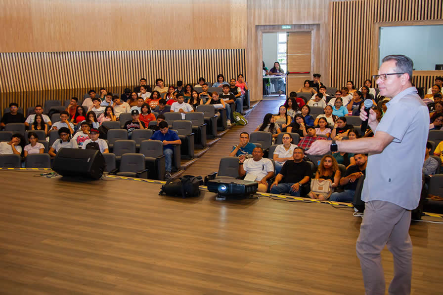 El geógrafo y doctor en Ciencias Naturales Gustavo Barrantes Castillo, de la Universidad Nacional de Costa Rica, compartió en Unicórdoba experiencias y conocimientos sobre erosión costera y el papel de las barreras naturales.