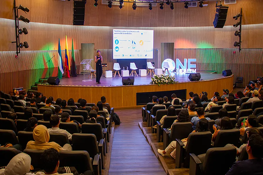 La doctora Carmen Luz Barrios, de la Universidad Santo Tomás de Chile, planteó en la Universidad de Córdoba la importancia de integrar la relación humano-animal a las decisiones de salud pública.