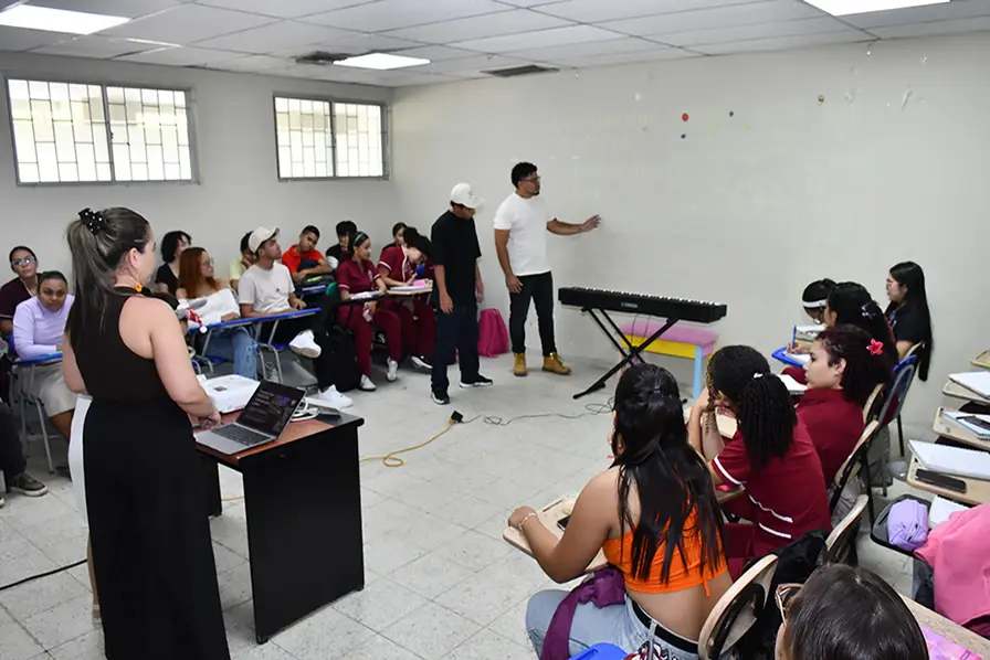Vera toca el piano mientras su papá canta rondas infantiles.