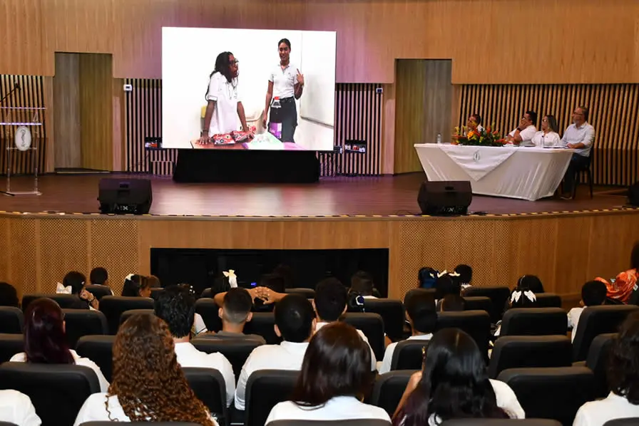 La alianza permitirá que niños y niñas de cuatro instituciones educativas públicas accedan gratuitamente a formación en inglés y fortalece la apuesta por una Córdoba bilingüe.