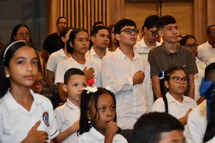 La alianza permitirá que niños y niñas de cuatro instituciones educativas públicas accedan gratuitamente a formación en inglés y fortalece la apuesta por una Córdoba bilingüe.