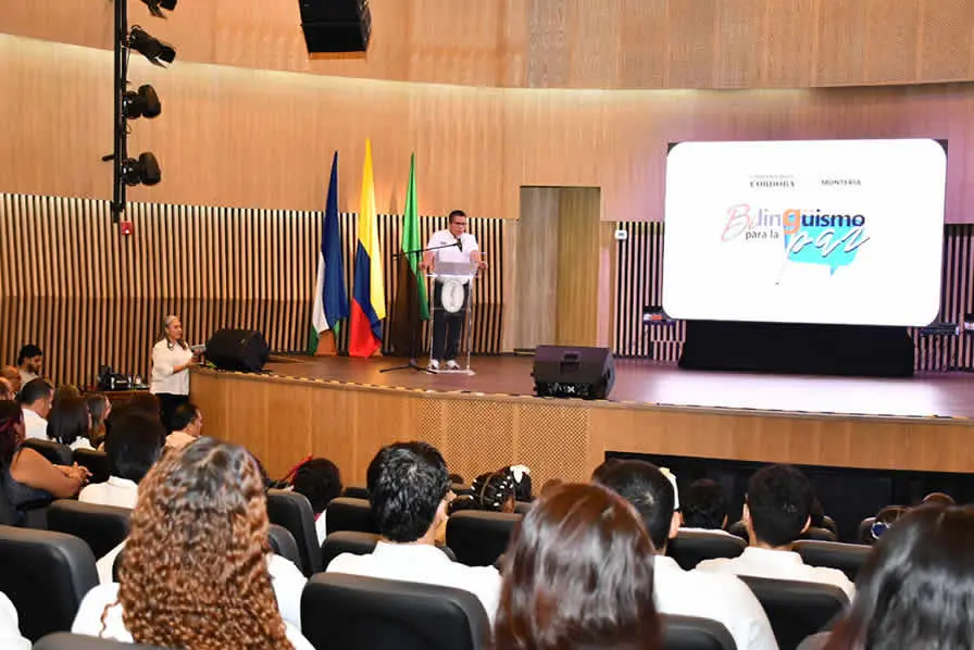 La alianza permitirá que niños y niñas de cuatro instituciones educativas públicas accedan gratuitamente a formación en inglés y fortalece la apuesta por una Córdoba bilingüe.